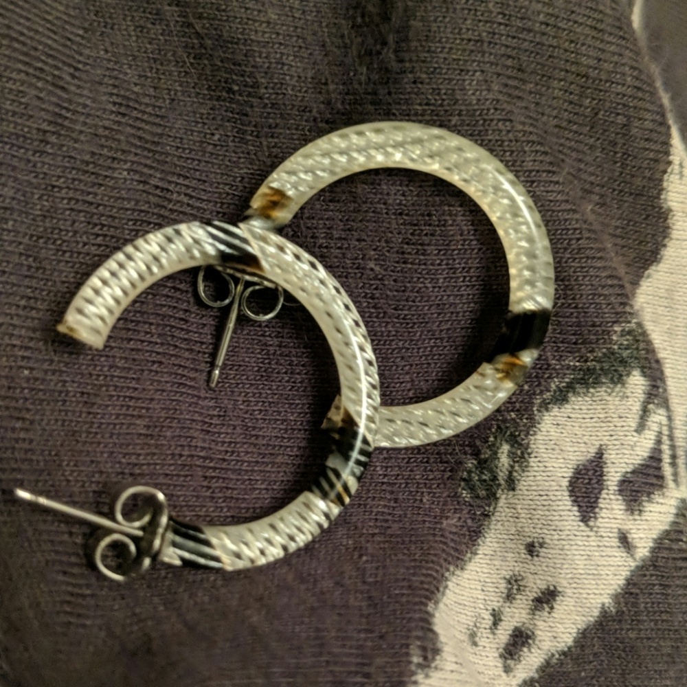 Closet clear out price 1 day only! White and gray plastic hoop earrings